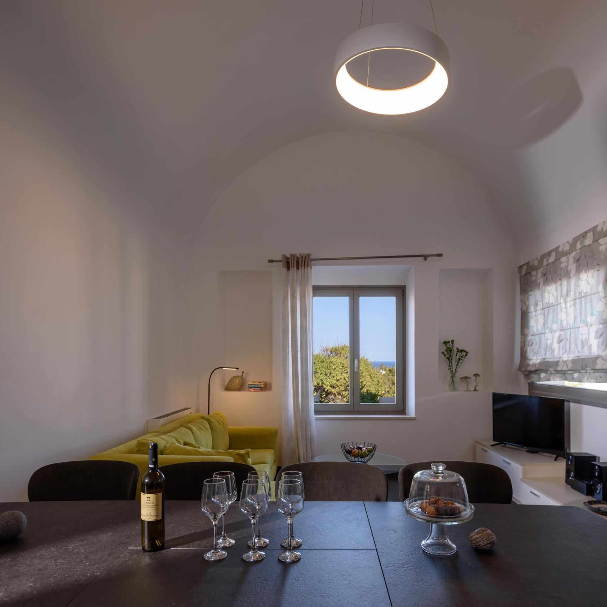 Home Of Lilies Fira  Extérieur photo